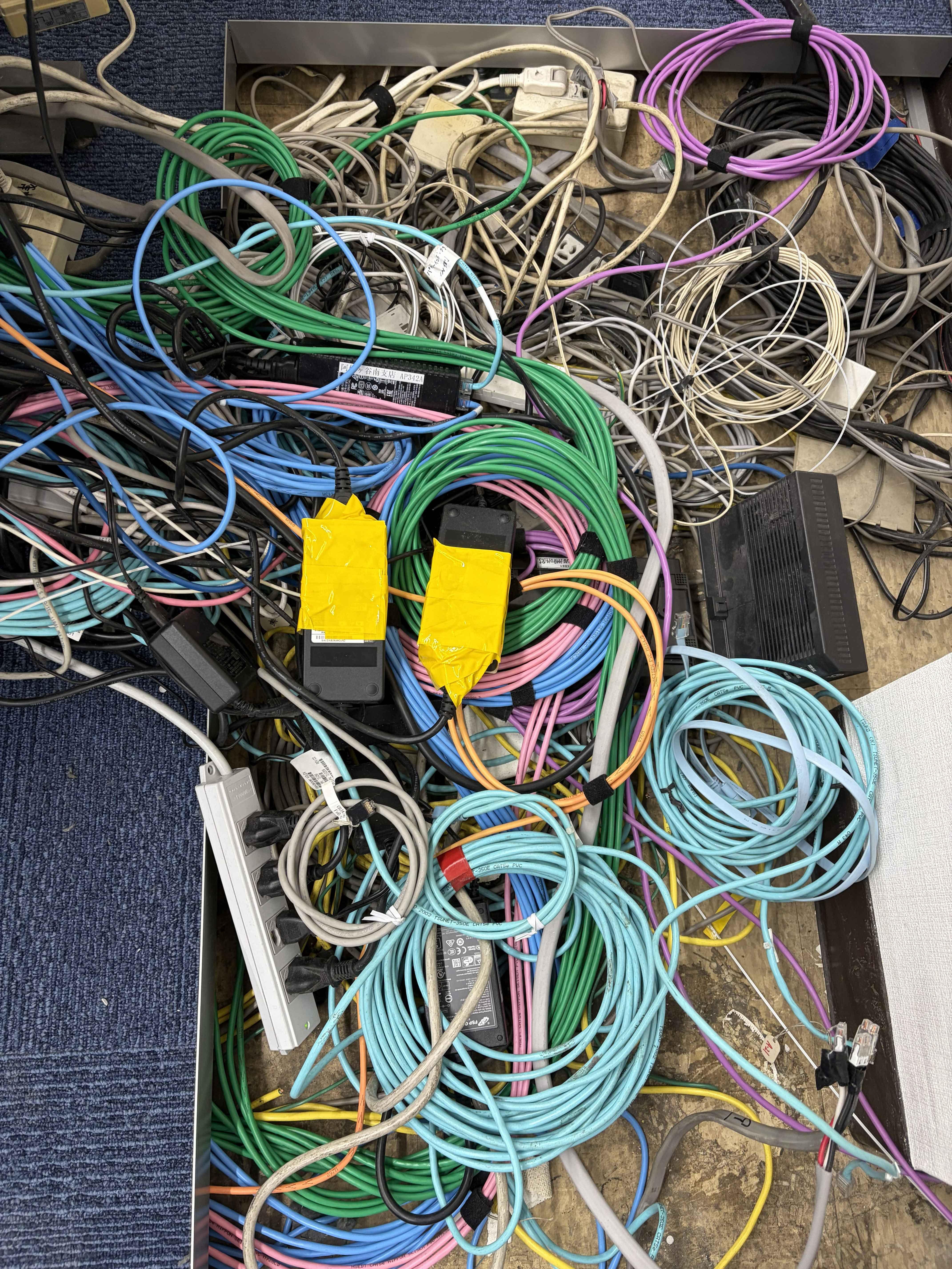 整理前の乱雑な弱電ケーブル
