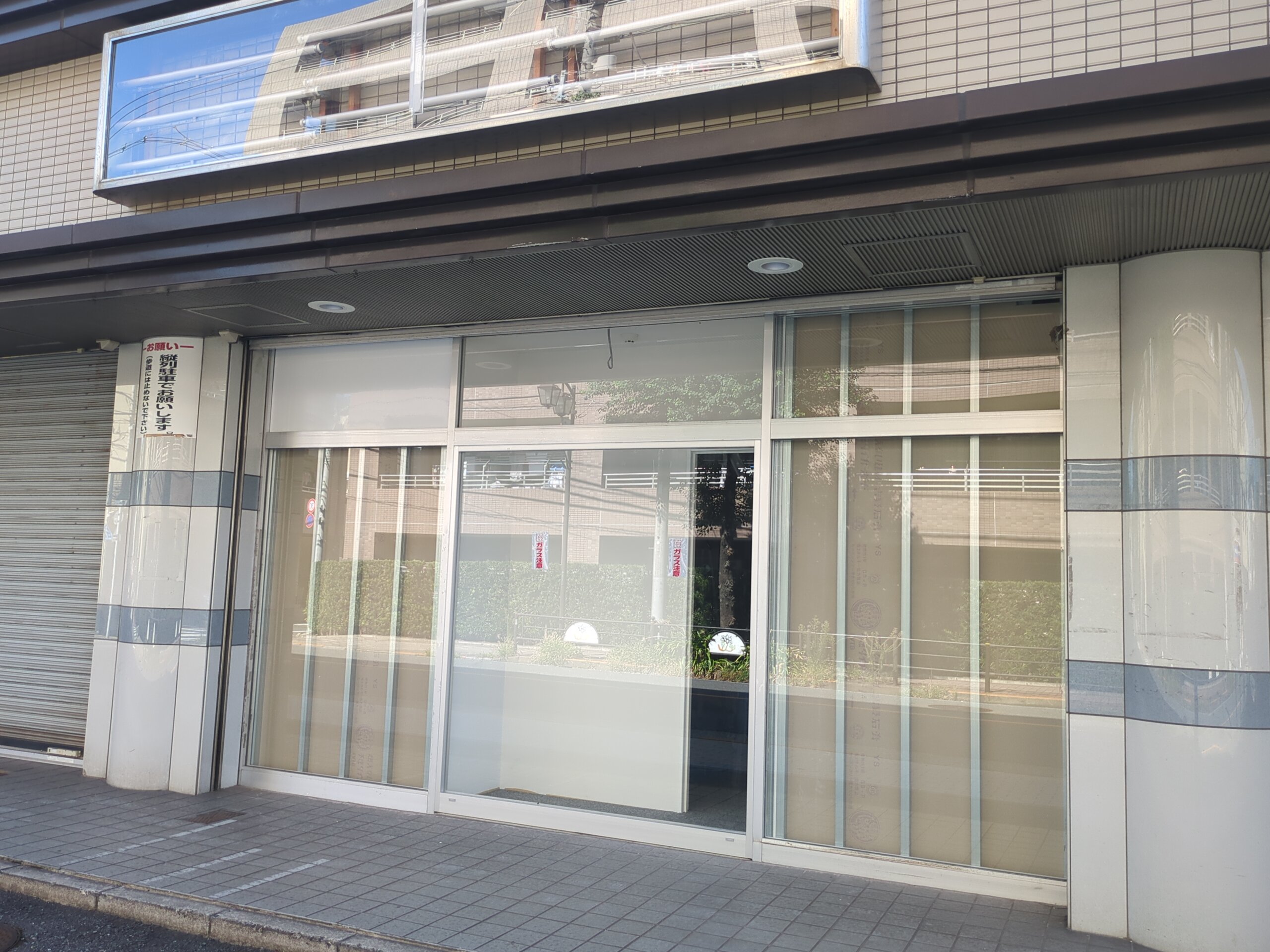 ガラス張りファサード施工完了